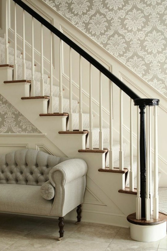 comment-bien-choisir-le-deisgn-pour-chantemur-papier-peint-blanc-beige-escalier-d-inteiruer