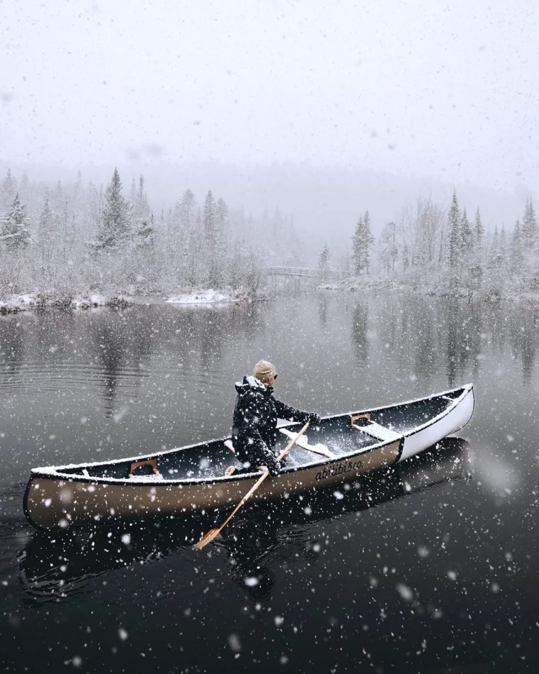 comment prendre des photos en hiver homme dans une barque neige