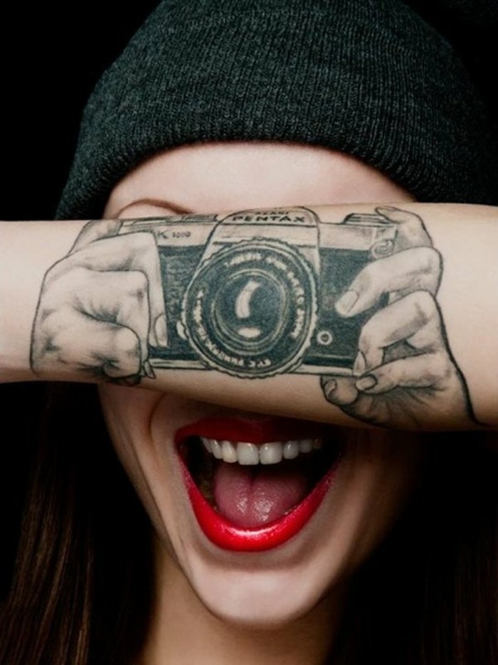 cool-tatouage-femme-poignet-tatouage-bracelet-poignet-originale-idée-appareil-de-photo