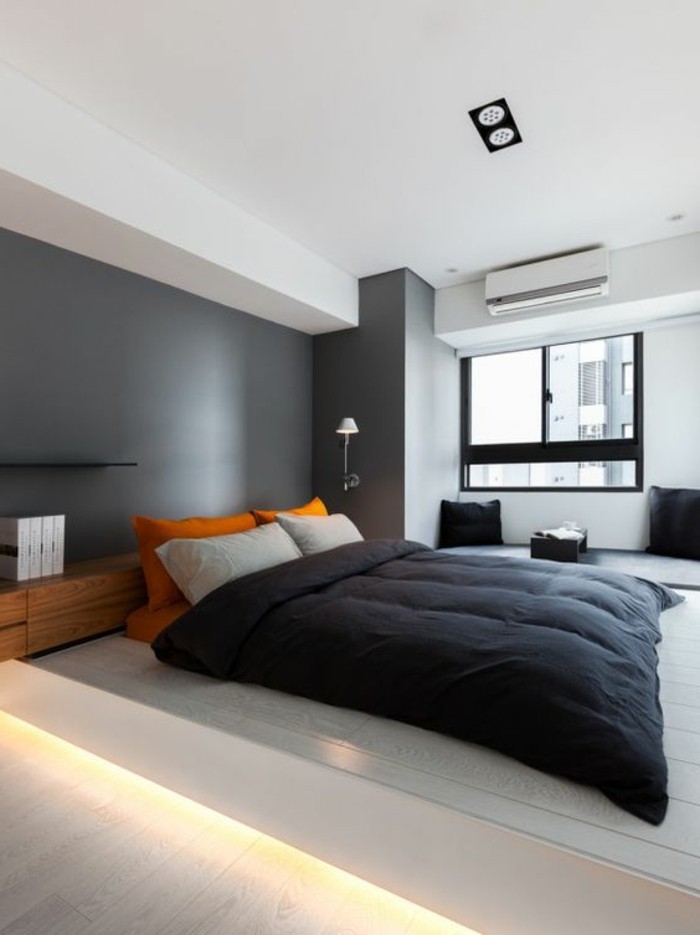 couleur-grège-couverture-de-lit-noire-sol-en-planchers-fenetre-grande-plafond-blanc