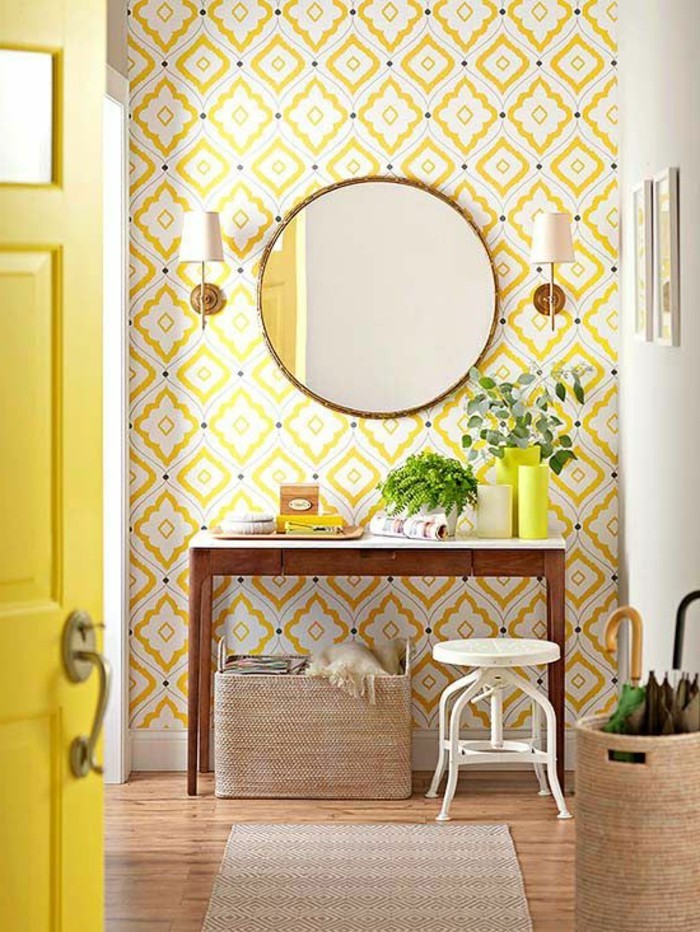couloir-avec-chantemur-papier-peint-blanc-et-jaune-tapis-beige-sol-en-parquet-clair