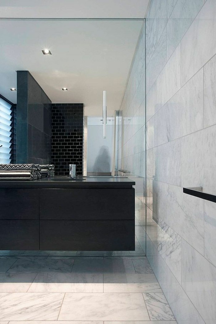 dalles-en-marbre-blanc-meubles-salle-de-bain-noire-comment-bien-amenager-la-salle-de-bain