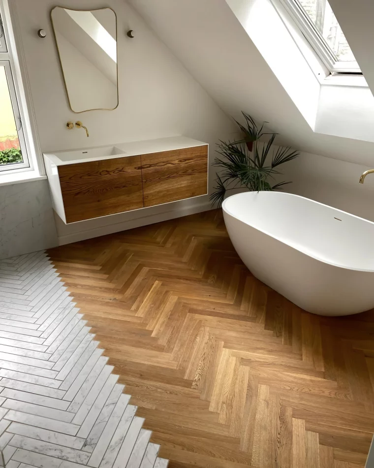 deco salle de bain sous pente murs blancs plancher bois marbre baignoire