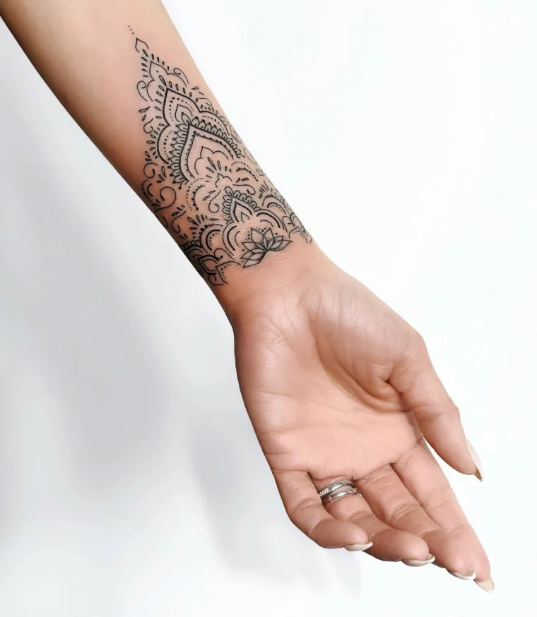 dessin mandala sur peau main details elements ornementaux