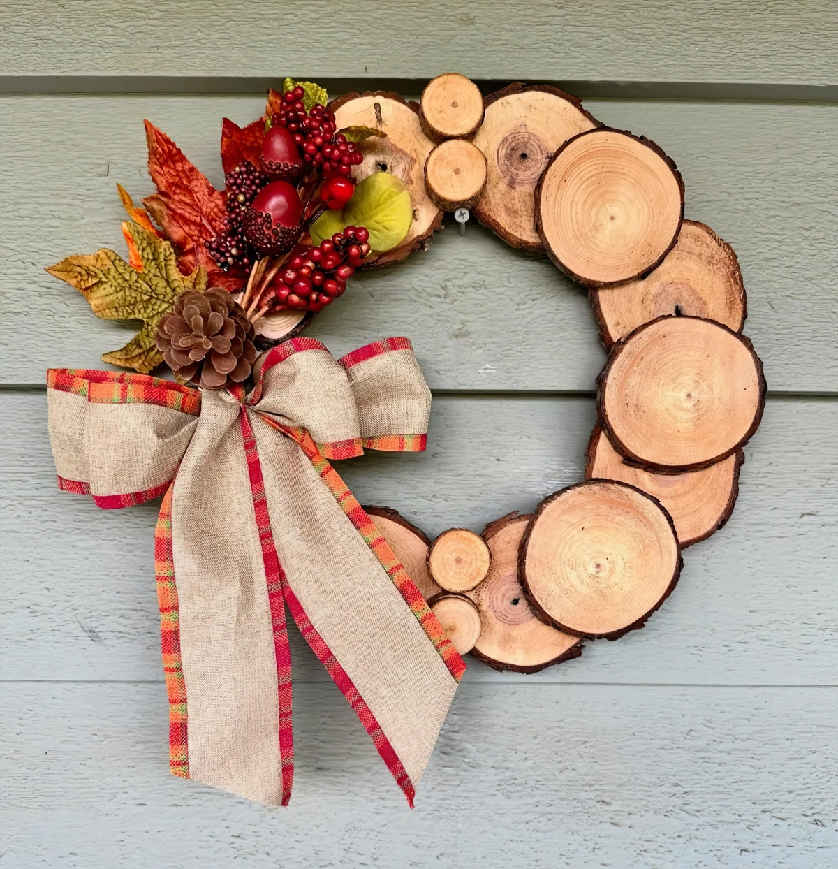 diy couronne porte en rondelles de bois ruban fausses branches