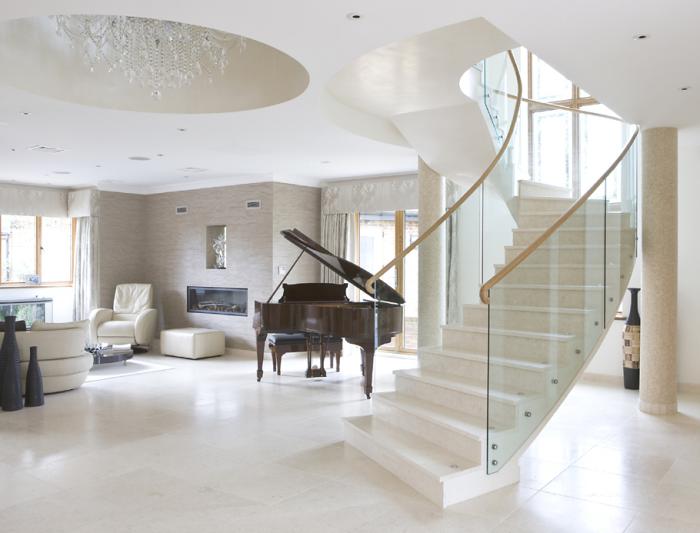 escalier-suspendu-blanc-intérieur-glamoureux-blanc