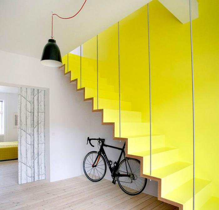 escalier-suspendu-extravagant-couleur-jaune