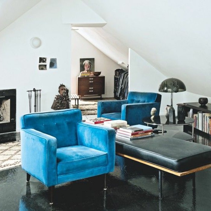 fauteuil-relax-conforama-de-couleur-bleu-clair-salon-sous-pente-plafond-blanc