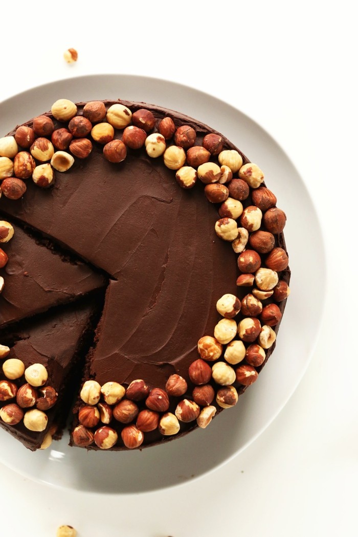 formidable-gâteau-moelleux-au-chocolat-gâteau-d-anniversaire-au-chocolat-au-noisietes
