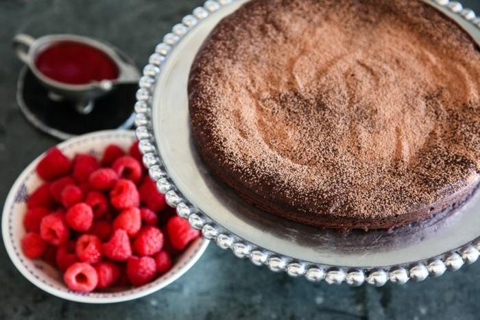 formidable-gâteau-moelleux-au-chocolat-gâteau-d-anniversaire-au-chocolat-framboises