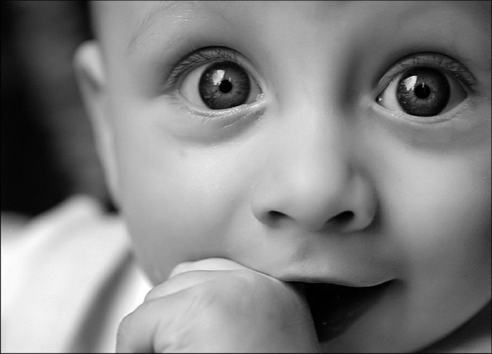 formidable-photographie-art-photo-paris-noir-et-blanc-mignon-bébé