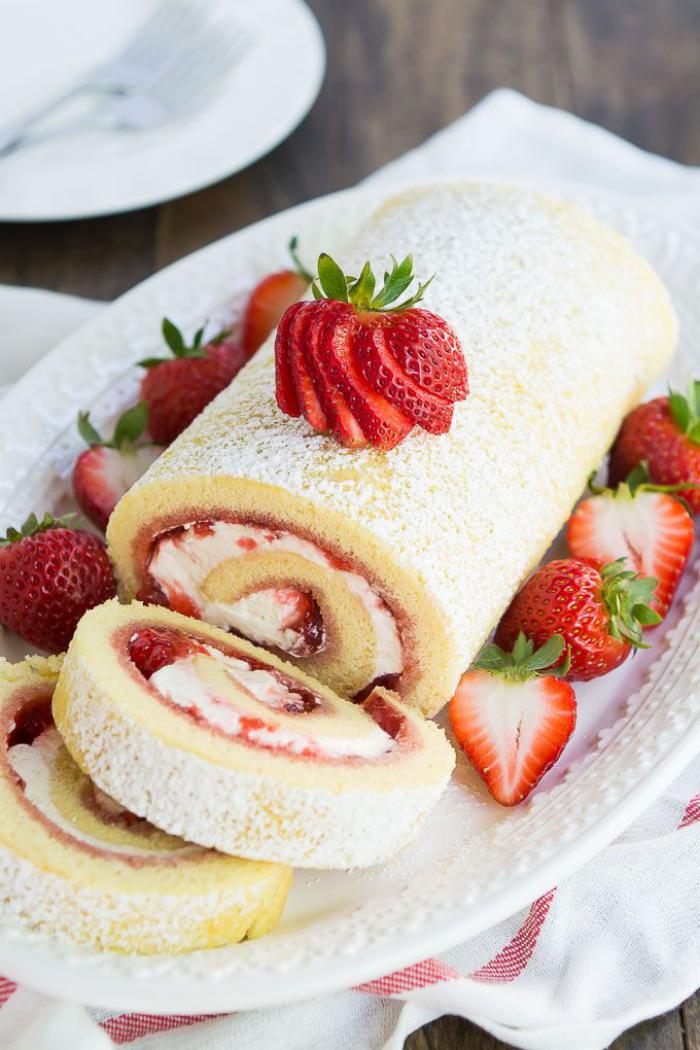 gâteau-roulé-blanc-avec-fraises