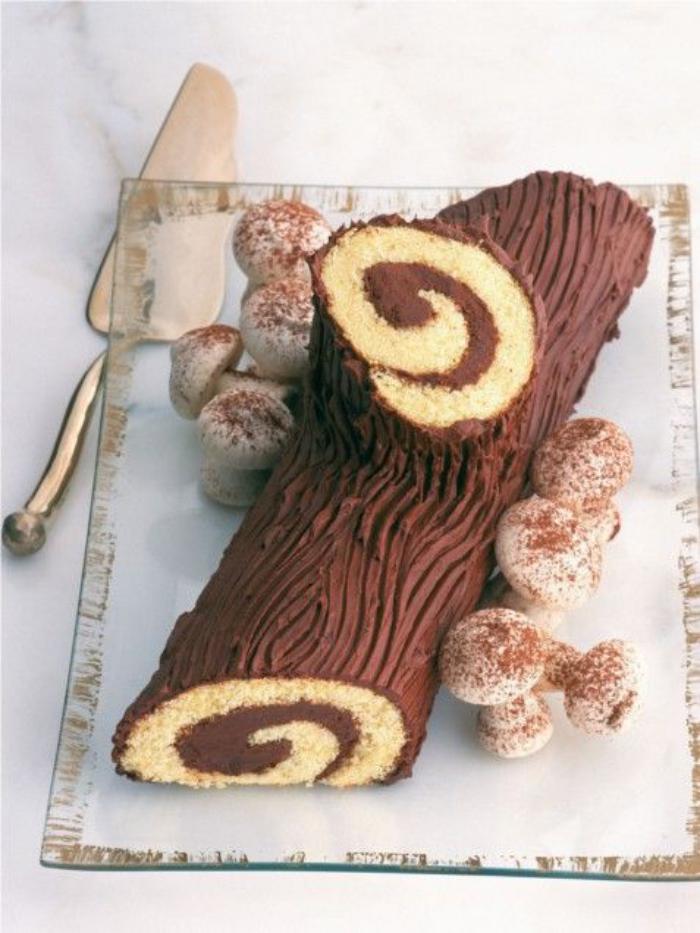 gâteau-roulé-buche-de-noel-décoré-de-champignons