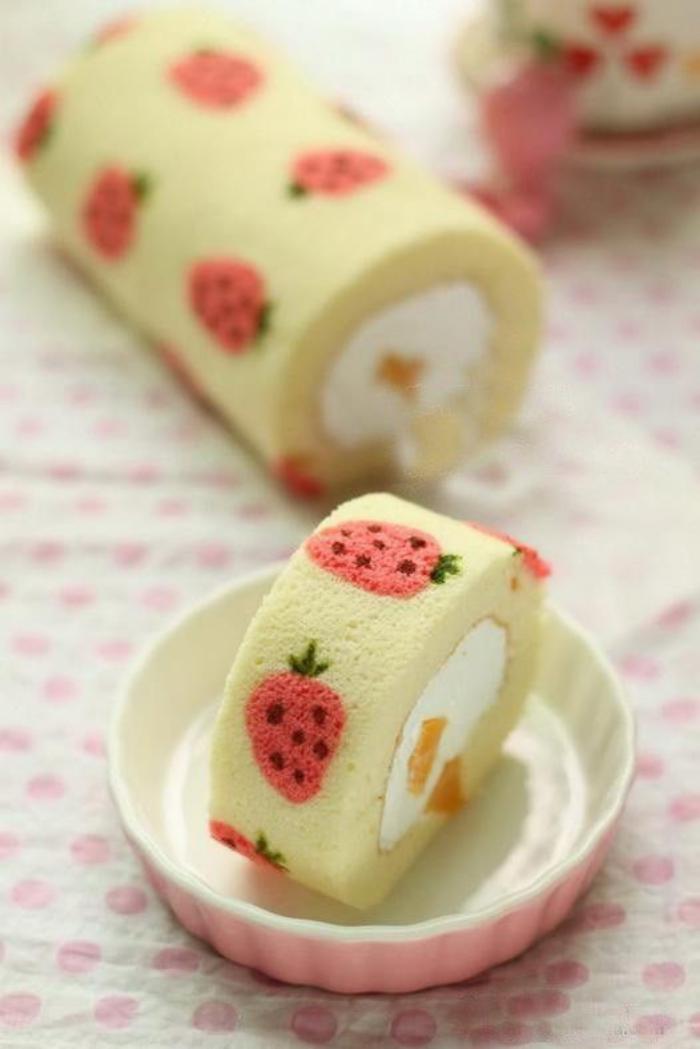 gâteau-roulé-genoise-fantastique-roulé-imprimé-de-fraises