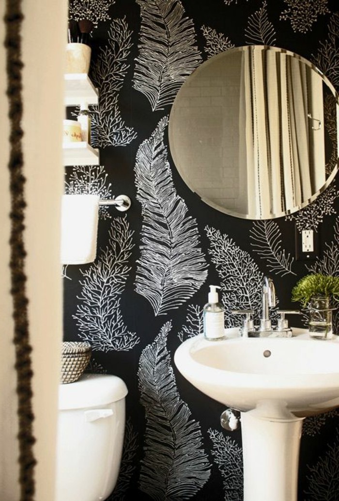 idee-pour-chantemur-papier-peint-blanc-noir-dans-la-salle-de-bain-miroir-rond
