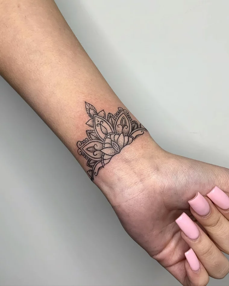 idee tattoo bracelet femme mandala motifs vernis rose manucure gel
