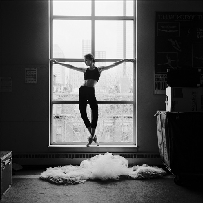 instantané-photographie-art-beauté-en-noir-et-blanc-ballerine-fenetre