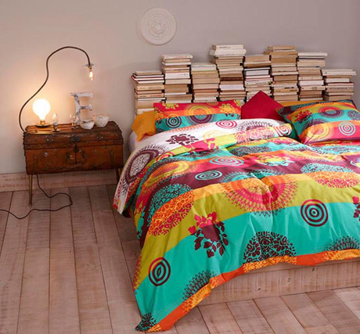jeté-de-lit-bariolé-plancher-en-bois-et-tête-de-lit-avec-livres