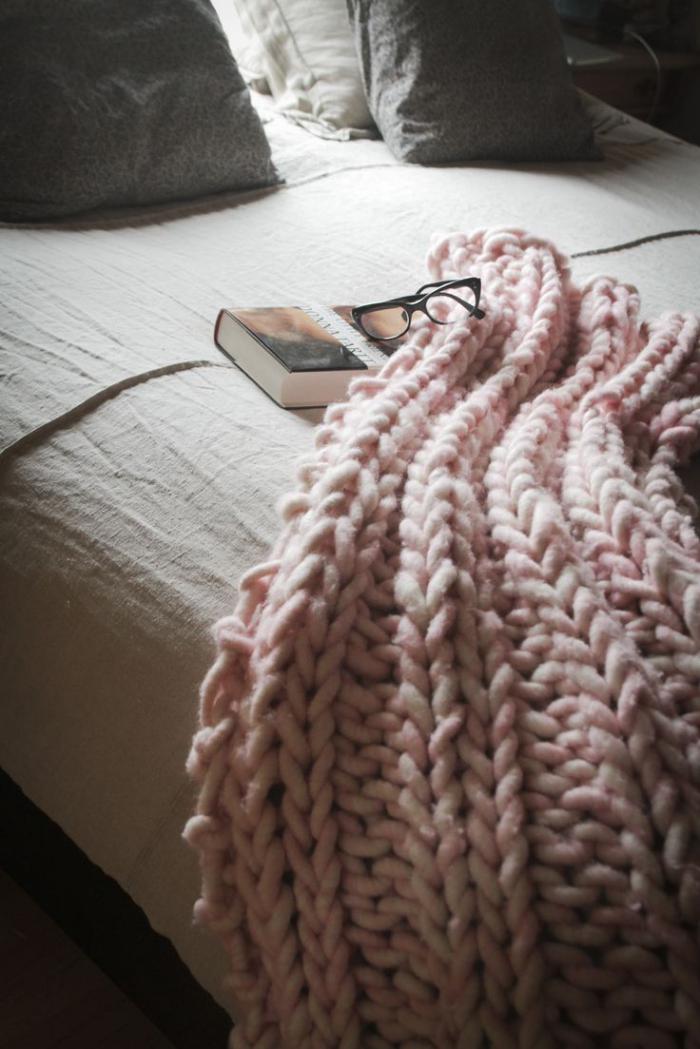 jeté-de-lit-rose-tricoté-grosses-mailles-chambre-à-coucher-romantique