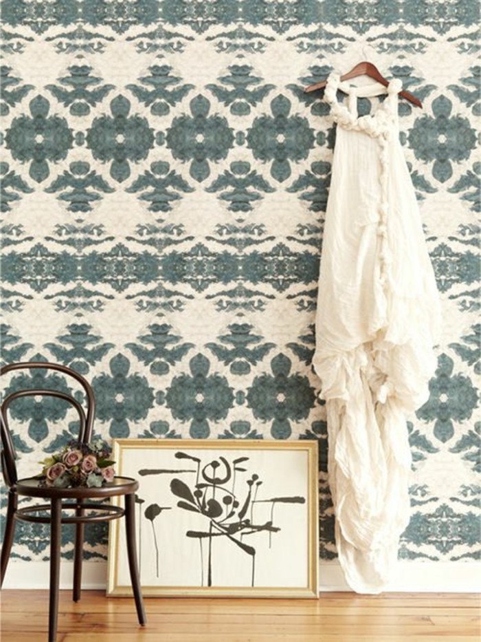 joli-interieur-moderne-design-guild-papier-peint-sol-en-planchers-clairs-mur-beige-bleu-foncé
