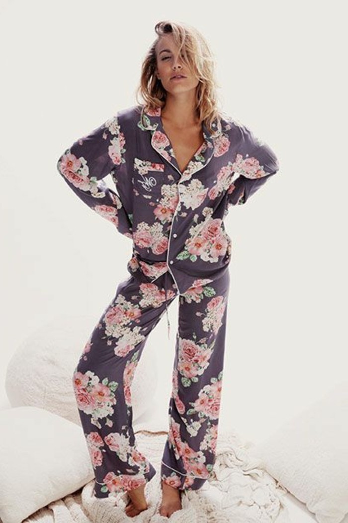 joli-pyjama-femme-a-motifs-florals-comment-choisir-le-meilleur-pyjama