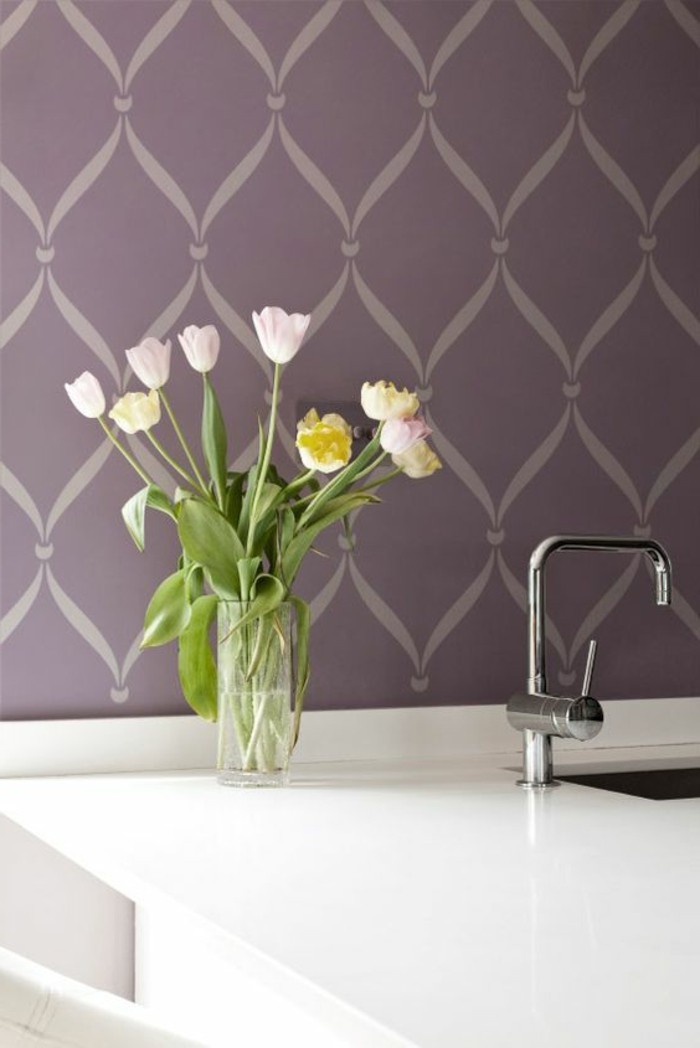 jolie-idee-pour-les-murs-dans-la-cuisine-chantemur-papier-peint-violette-foncé