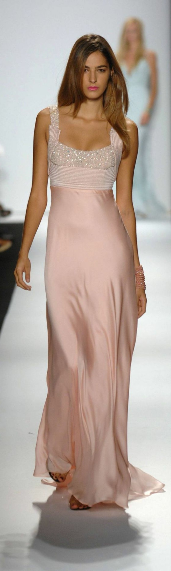 jolie-robe-de-chambre-femme-peignoir-satin-rose-mode-femmes-modernes