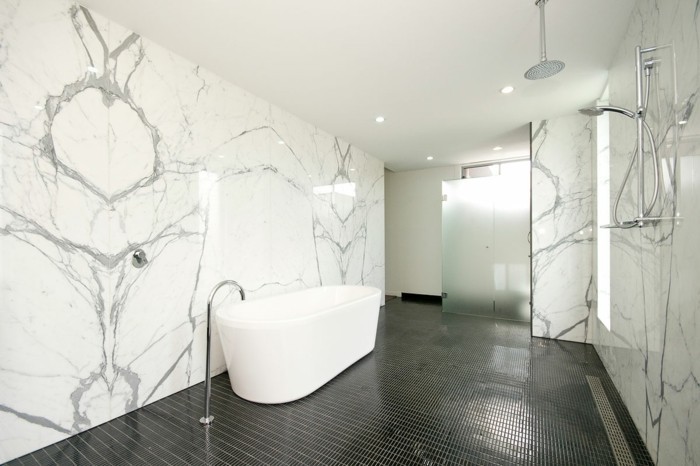 jolie-salle-de-bain-avec-mur-en-marbre-carrelage-effet-marbre-sol-mosaique-marbre-noir