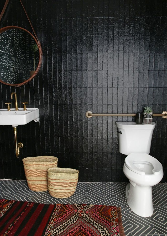jolie-salle-de-bain-noire-carrelge-mural-noir-tapis-coloré-sol-en-dalles-blancs-noirs