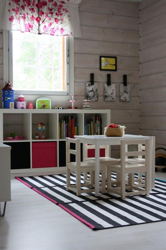 lambris-mural-blanc-chambre-enfant-originale-petite-table-avec-des-chaises