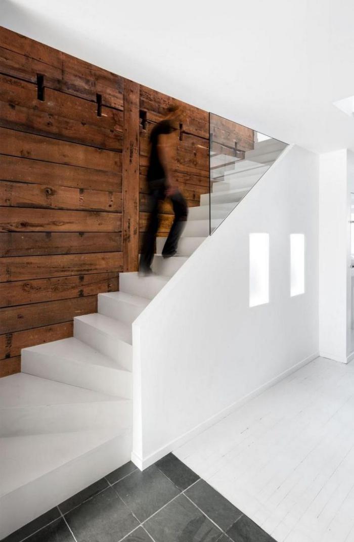 lambris-mural-bois-chaleureux-escalier-moderne-tout-blanc