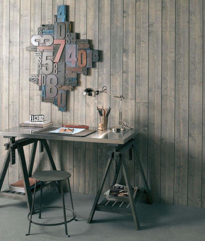 lambris-mural-lames-de-bois-verticales-déco-originale-et-petit-bureau
