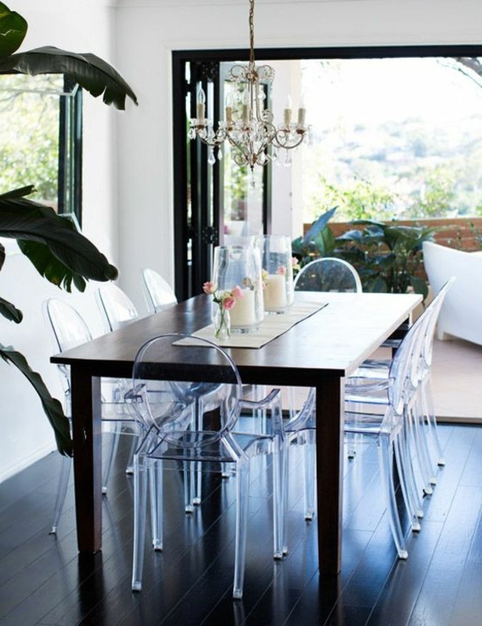les-chaises-plexiglass-pour-la-salle-de-sejour-moderne-sol-en-parquet-foncé-table-en-bois