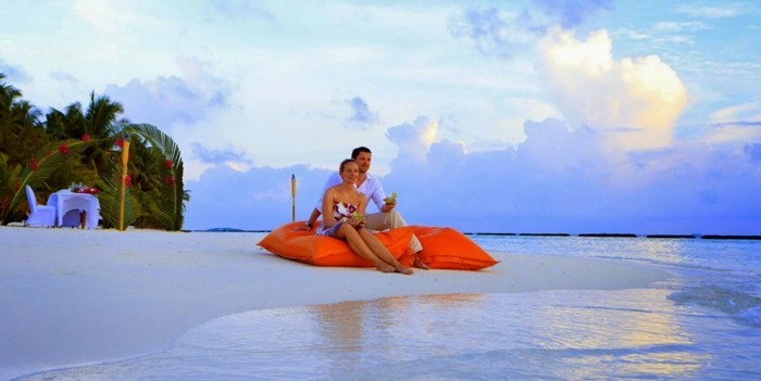 les-iles-maldives-séjour-maldives-voyage-de-noce-maldives-une-couple-heureuse