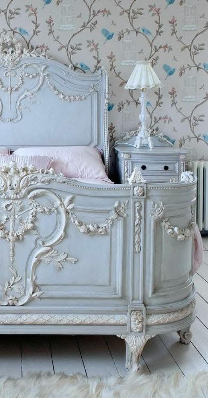 lit-baroque-cadre-bleu-baroque-papier-peint-floral