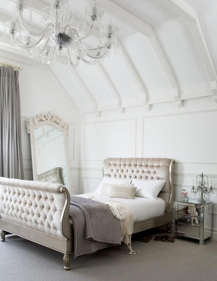 lit-baroque-chambre-à-coucher-originale-avec-déco-glamoureuse