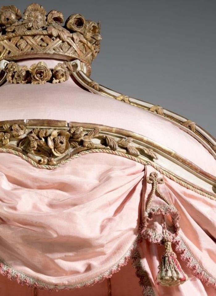 lit-baroque-magnifique-parure-de-lit-rose