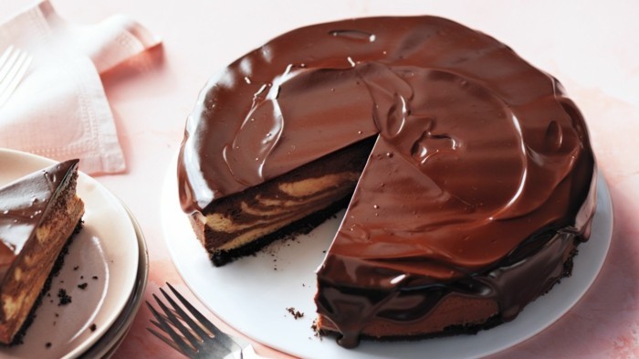magnifique-gâteau-au-chocolat-en-poudre-gâteau-chocolat-blanc-beau