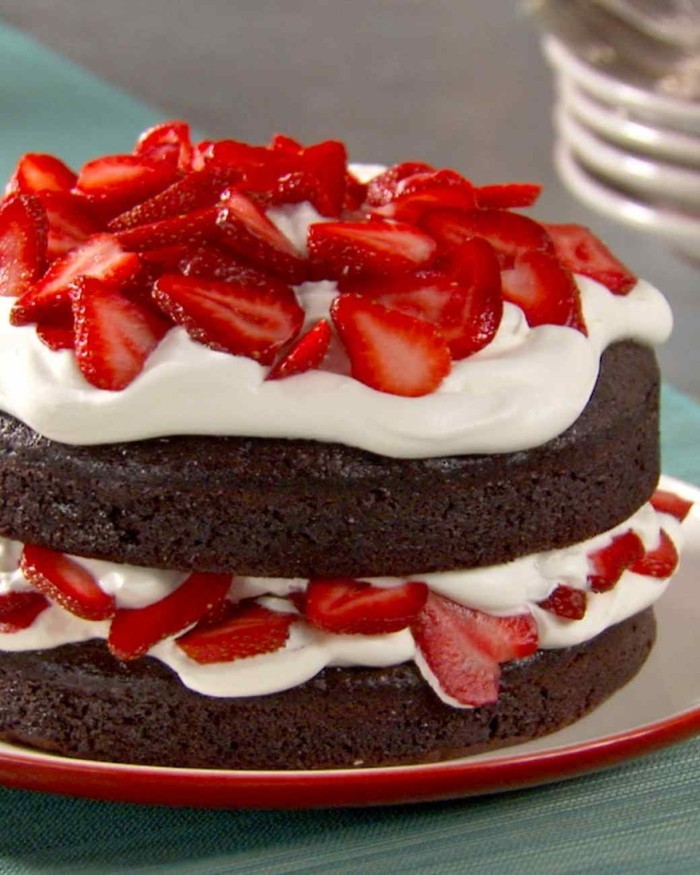 magnifique-gâteau-au-chocolat-en-poudre-gâteau-chocolat-blanc-fraises