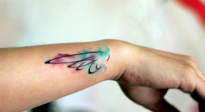 magnifique-tatouage-phrase-poignet-tatouage-polynesien-poignet-wing