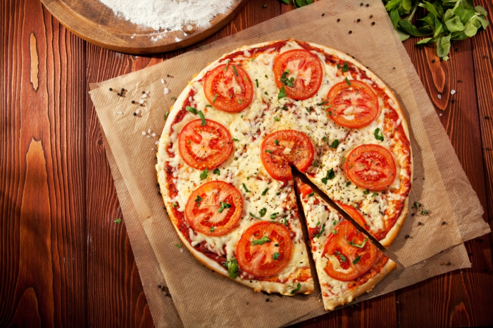 manger-la-meilleure-pizza-recette-de-pizza-plateau-préparation-margarita