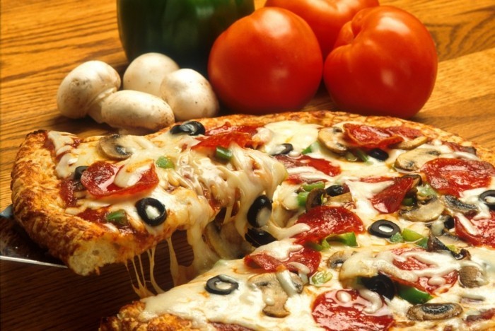 manger-la-meilleure-pizza-recette-de-pizza-plateau-préparation-tomato