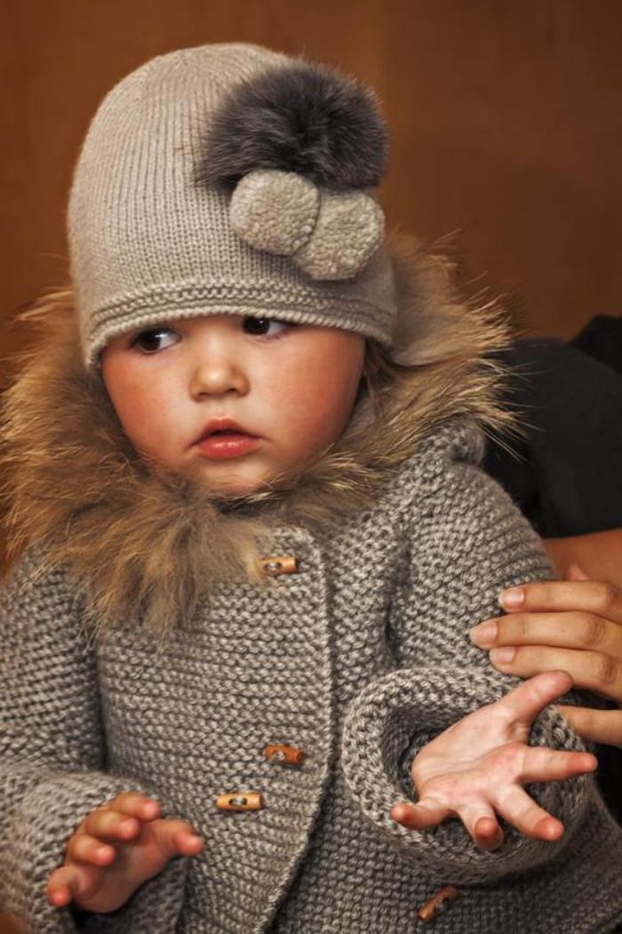 manteau-bébé-fille-tricoté-capuche-avec-fausse-fourrure