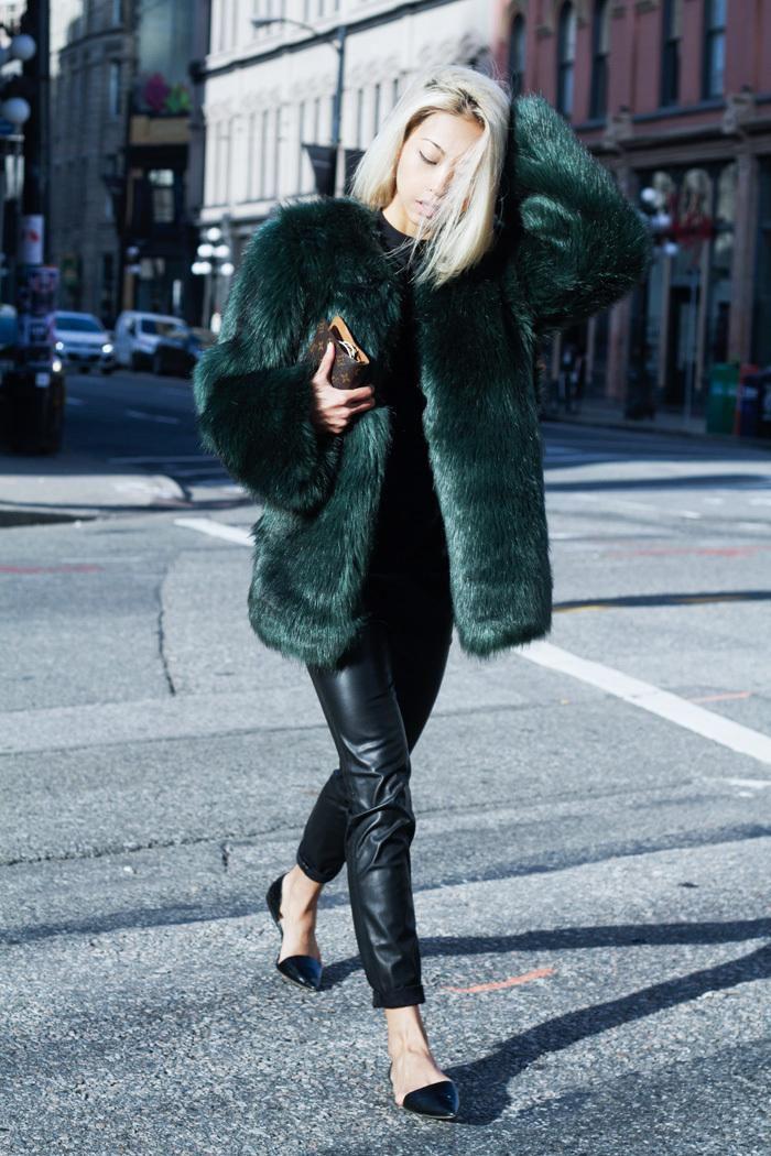 manteau-en-fausse-fourrure-vert-combiné-avec-un-pantalon-en-cuir-noir