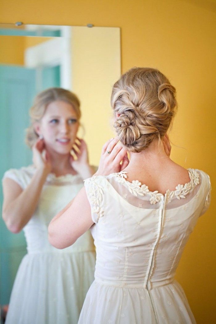 merveilleux-chignon-tressé-mariage-tendance-coiffure-2015-mur-jaune