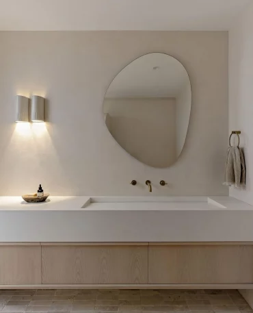miroir forme abstraite applique murale meuble bois clair blanc robinet metal