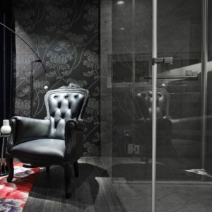 La beauté de la salle de bain noire. Une solution élégante pour votre maison!