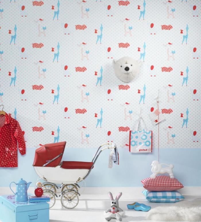 papier-peint-blanc-avec-des-motifs-rouges-et-bleus-chambre-bébé