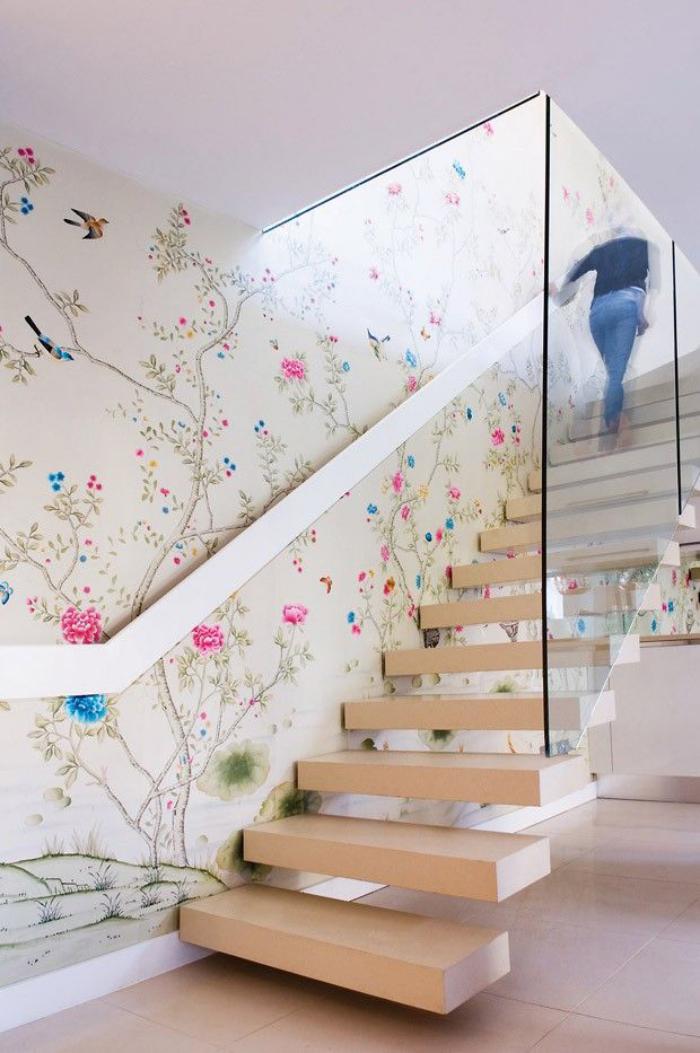 papier-peint-blanc-chinoiserie-jolie-près-d'un-escalier-loft-en-bois
