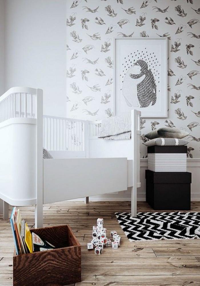 papier-peint-blanc-et-sol-en-bois-dans-une-chambre-bébé-blanche